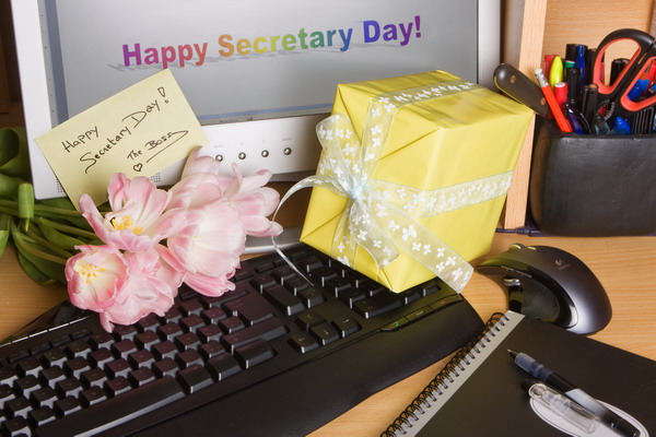 Открытка. День секретаря. Подарки и цветы секретарю