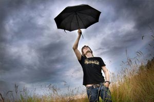 23 марта Всемирный день метеорологии. Парень с зонтом