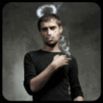 Мужчина курит и дым от сигареты образует нимб над головой