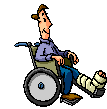 Мужчина с переломом ноги в инвалидной коляске