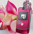 Телефон с сердечком рядом с цветами
