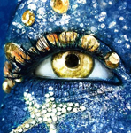 Синий макияж глаз со стразами