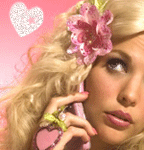Блондинка с розовым телефоном и цветком в волосах