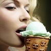 Девушка кушает мороженое