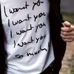 Парень в футболке с надписью (i want you)