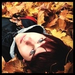 Парень лежит на осеннем ковре из листьев