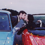 Парень с девушкой целуются, высунувшись из окон автомобилей