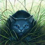 Нарисованный кот синего цвета среди зеленой травы