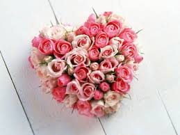Очаровательное сердечко, выложенное из белых и розовых роз