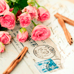 Букет роз и палочки корицы лежат на письме