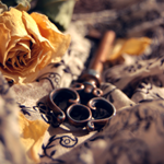 Фигурный ключ и засушенная желтая роза
