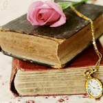 Розовая роза и карманные часы, лежащие на старых книгах