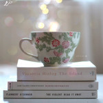 Чашка в цветочках на книжках