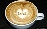 На поверхности кофе изображено сердечко Люблю