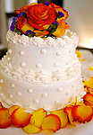 Торт с оранжевыми цветами