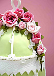 Торт украшен цветами