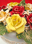 Тортик к завтраку, празднику украшен разноцветными розами