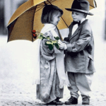 Дети под зонтиком, мальчик подарил девочке цветы