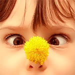 Девочка свела глаза к переносице, пытаясь разглядеть желт...