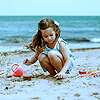 Девочка играет с песком
