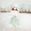Девочка на снегу во время снегопада картинка смайлик