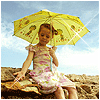Девочка под желтым зонтиком