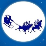 Санта клаус едет в санях с оленями в упряжке на фоне полн...