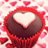 Шоколадное пирожное с сердцем в красной формочке
