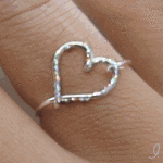 Светящееся кольцо на пальце в виде сердца