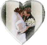 Свадьба,жених и невеста целуются в сердце