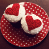 Два пирожных с сердцами лежат на тарелке в горошек