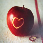 Сердечко,вырезанное на яблоке
