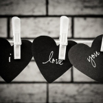 Бумажные сердечки на прищепках со словами i love you
