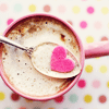 Ложка с розовым сердцем в кружке кофе