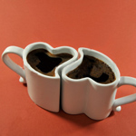 Две чашки-сердечки, с горячим кофе, хорошо дополняют друг...