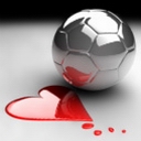 Зеркальный футбольный мяч рядом с сердечком из красной кр...