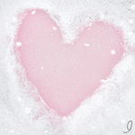 Розовое сердечко в снегу