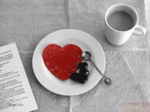 Чашка кофе и сердце на тарелке
