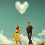 Пара гуляет под облаком в виде  сердца