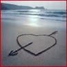 Сердце изображено на песке, проколотое стрелой