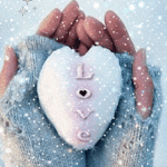 Сердце из снега в руках