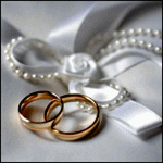 Свадебные кольца на атласной ткани с красивым бантиком