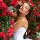 Красивая невеста среди роз