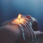 Свеча расплавилась на руке человека, она еще горит