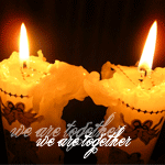 Две свечи горят на черном фоне с черными узорами в виде б...
