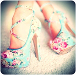 Красивые бирюзовые туфли с цветочным орнаментом на высоко...