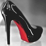 Черный лакированный туфель с красной подошвой