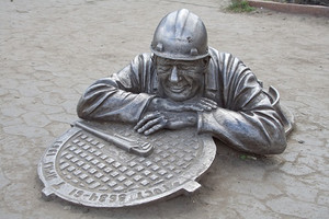  <b>Памятник</b> работникам коммунальных служб в Омске 