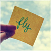 Листок бумаги с надписью 'fly' на фоне неба