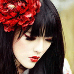 Азиатка с цветком в волосах